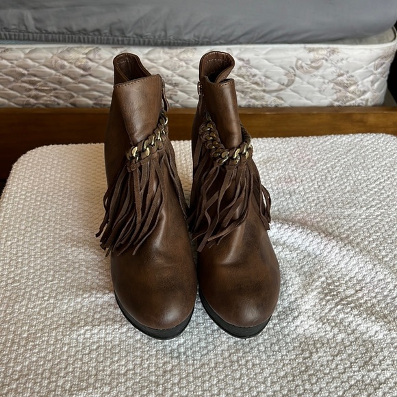 Sbicca Vintage Collection Brown Leather Fringe Wedge Booties with gold chain - Picture 2 of 3